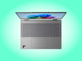 Urządzenie IdeaPad 5 2-w-1 14Q8Y11 waży 1,4 kg wraz z wyświetlaczem IPS.