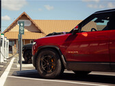 Elektryczny SUV Rivian R1S jest teraz w stanie zapewnić 400 mil zasięgu na jednym ładowaniu, ale oznacza to, że kierowcy będą musieli spędzać więcej czasu na ładowaniu. (Źródło zdjęcia: Rivian)
