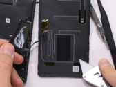 ROG Phone 8 Pro w środkowej części obudowy. (Źródło: JerryRigEverything via YouTube)