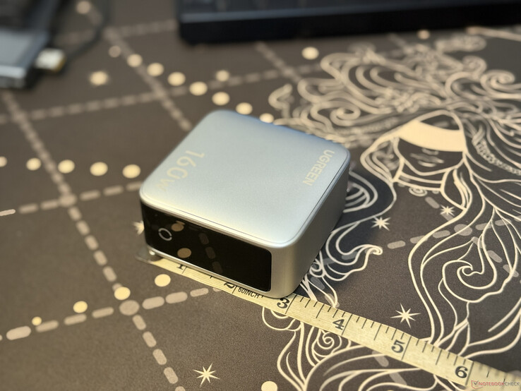 5-portowy Ugreen Nexode Pro 160 W – szerokość mierzone od drugiej strony