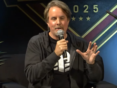 Zdjęcie menedżera społeczności Halo Briana Jarrarda w koszulce PlayStation (źródło zdjęcia: Halo YT)