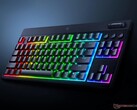 Niskoprofilowa klawiatura Razer BlackWidow V4 TKL jest pokazana pod kątem (źródło zdjęcia: Razer PR)