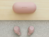 Słuchawki douszne Sony WF-C710N w kolorze różowym (źródło zdjęcia: Sony)