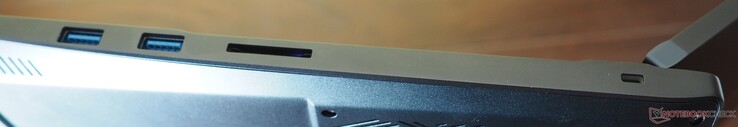 Prawa strona: 2x USB-A 3.2 Gen1, czytnik kart, blokada Kensington