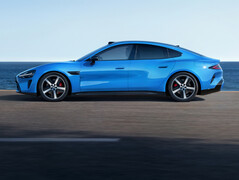 Xiaomi SU7 (2026) w nowym kolorze Capri Blue: elektryczny sportowy sedan zyskuje coś więcej niż tylko niewielki lifting. (Źródło zdjęcia: Xiaomi)