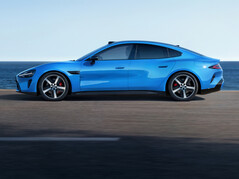 Xiaomi SU7 (2026) w nowym kolorze Capri Blue: elektryczny sportowy sedan zyskuje coś więcej niż tylko niewielki lifting. (Źródło zdjęcia: Xiaomi)