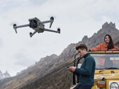 DJI Air 3 waży 720 g i jest wyposażony w parę kamer 48 MP. (Źródło obrazu: DJI)