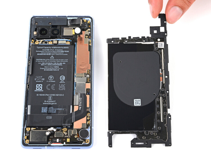 Wymiana baterii w Pixel 7a nie jest łatwym zadaniem. (Źródło obrazu: iFixit)