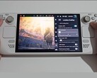 Widok Steam Deck od przodu z uruchomionym Elden Ring po lewej stronie ekranu i ustawieniami wtyczki Lossless Scaling widocznymi po prawej stronie, w tym mnożnikiem FPS, skalą przepływu i przełącznikami trybu wydajności. (Źródło obrazu: Deck Wizard/YouTube)