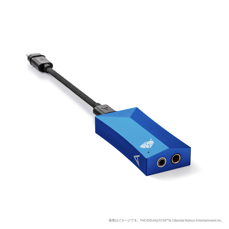AK HC4 Idolmaster Cinderella Girls Edition USB DAC obsługuje zarówno niezbalansowane słuchawki 3,5 mm, jak i zbalansowane słuchawki 4,4 mm. (Źródło obrazu: Bandai Namco)