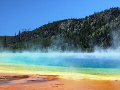 Zdjęcie przedstawiające jezioro w Parku Narodowym Yellowstone. (Źródło zdjęcia: National Parks Exploration Series: Yellowstone - Amazon Prime Video)
