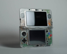 Nintendo 3DS z niestandardową przezroczystą obudową z małży
