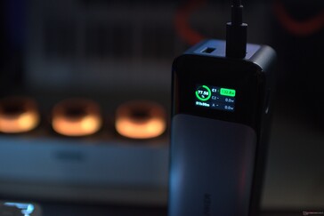 Wyjście przez port USB-C o mocy 140 W, mierzone przez power bank Anker 737 140W.