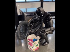 Twórca rysunku Brett Adock pokazuje 02 ładujące pralkę. (Źródło zdjęcia: Brett Adcock via X / dawniej Twitter)