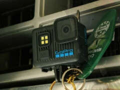 GoPro Lit Hero jest znacznie mniejszy niż Max 2. (Źródło obrazu: Igor Bogdanov)