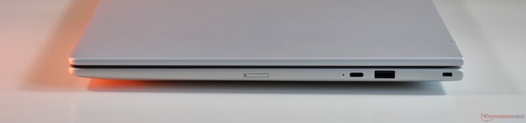 poprawnie: USB-C 3.2 Gen 2, USB-A 3.2 Gen 1, gniazdo blokady Kensington