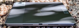 Prawa strona obudowy (głośnik, port USB, głośnik, port audio)