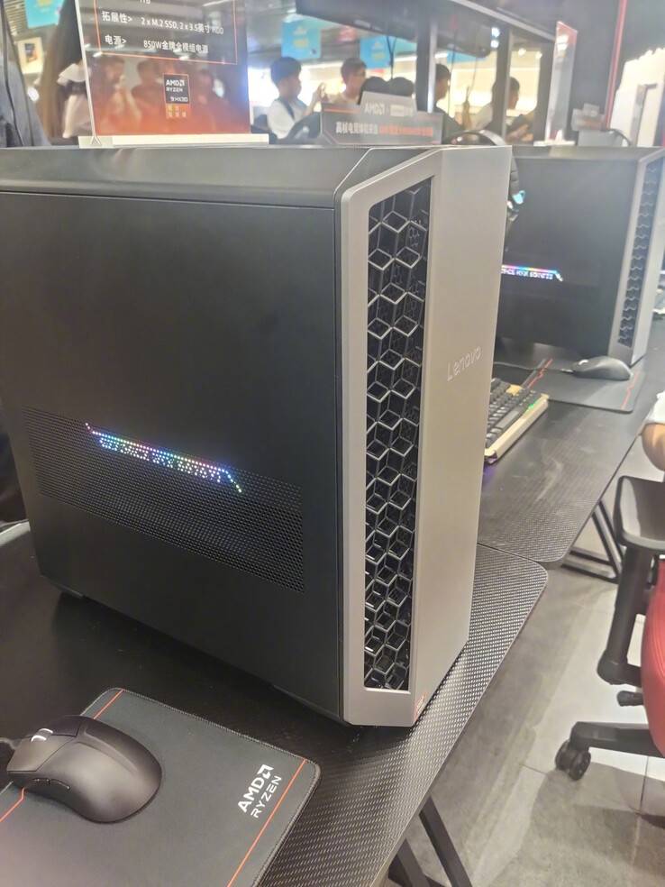 Panel boczny Legion Blade Y7000P (źródło obrazu: ENEN科技匠)