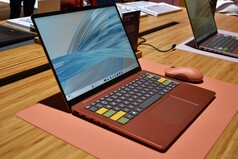 Lenovo IdeaPad Vibe 14 w kolorze Radiant Coral z klawiszami w niestandardowych kolorach.