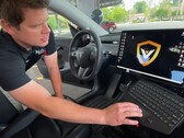 Ekran Tesli jest używany jako wyświetlacz komputera policyjnego w Modelu PD (zdjęcie: epcalderhead/YT) 