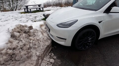 Żadne czujniki nie wykryją teraz tej kupki śniegu (obraz: Tech &amp;amp; Tesla Sweden/YouTube)