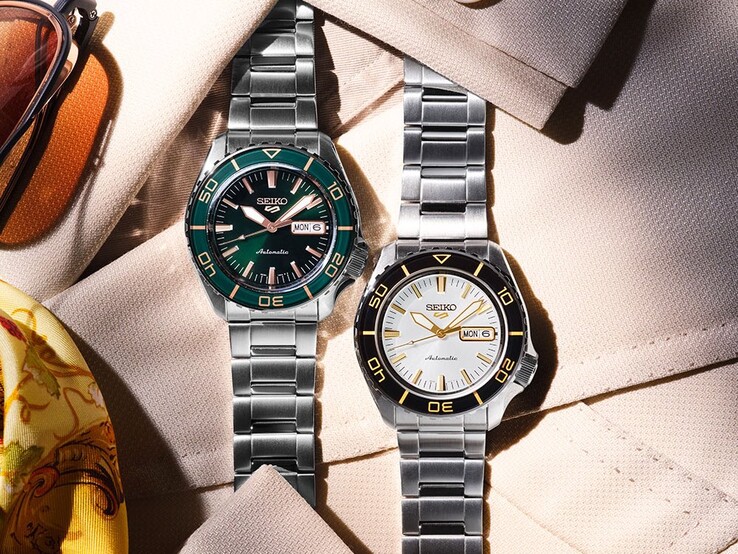 Zegarki Seiko 5 Sports SKX HDB004 i HDB005 ułożone obok siebie na tkaninie, prezentujące biało-czarny model HDB004 oraz zielony model HDB005 z elementami w kolorze różowego złota.