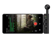 Sony ECM-AX10 jest wyposażony w cztery mikrofony umożliwiające nagrywanie dźwięku przestrzennego na smartfonach.