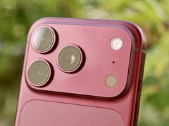 Apple iPhone 18 Pro pod lupą