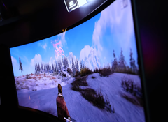 Błyszczące wykończenie pokazujące neonowe odbicia w górnej środkowej części ekranu (Źródło obrazu: The Display Guy na YouTube)