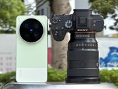 Vivo X300 Ultra staje w szranki z aparatem Sony Alpha A7 z pełnoklatkowym sensorem i drogim obiektywem