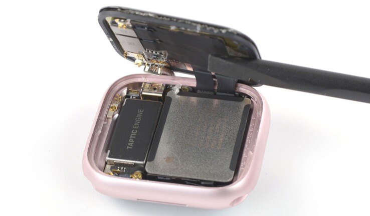 Zegarek Apple posiada już baterię w metalowej obudowie. (Zdjęcie: iFixit)
