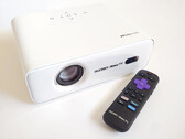 Projektor Aurzen Eazze D1R Roku i pilot zdalnego sterowania.