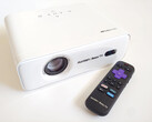 Projektor Aurzen Eazze D1R Roku i pilot zdalnego sterowania.