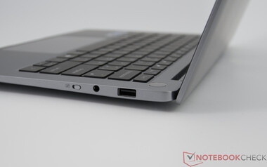 GeekBook X14 Pro - złącza po prawej stronie