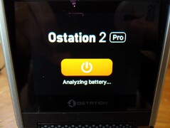 Naciśnięcie przycisku zasilania przez dziesięć sekund powoduje wysunięcie wszystkich baterii. (Źródło obrazu: Notebookcheck)