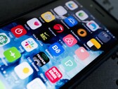Zbliżenie ekranu smartfona z wieloma ikonami aplikacji