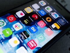 Zbliżenie ekranu smartfona z wieloma ikonami aplikacji