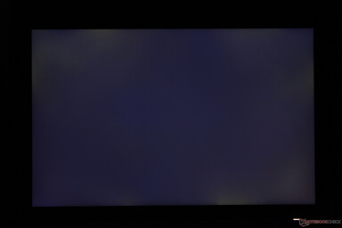 Umiarkowane nierównomierne podświetlenie wzdłuż krawędzi