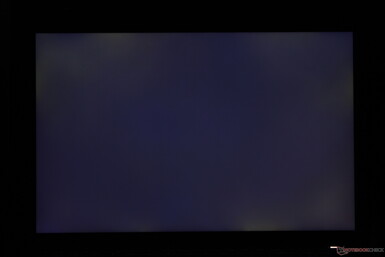 Umiarkowane nierównomierne podświetlenie wzdłuż krawędzi