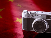 Wygląda na to, że FUjifilm może produkować X100VI w Chinach, aby lepiej radzić sobie z wysokim popytem. (Źródło zdjęcia: Fujifilm / Unsplash - edytowane)