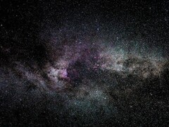 Widok galaktyki Drogi Mlecznej na nocnym niebie. (Źródło zdjęcia: Kennst du schon die Umkreisel App? via Pexels)