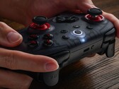 8BitDo Ultimate 2C Bluetooth jest teraz dostępny w kolorze Translucent Black. (Źródło zdjęcia: 8BitDo)