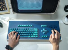 Klawiatura MDR Dasher, na zdjęciu z repliką stacji roboczej MDR, zajmuje sporo miejsca na biurku (źródło zdjęcia: Atomic Keyboard)