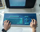 Klawiatura MDR Dasher, na zdjęciu z repliką stacji roboczej MDR, zajmuje sporo miejsca na biurku (źródło zdjęcia: Atomic Keyboard)