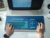 Klawiatura MDR Dasher, na zdjęciu z repliką stacji roboczej MDR, zajmuje sporo miejsca na biurku (źródło zdjęcia: Atomic Keyboard)
