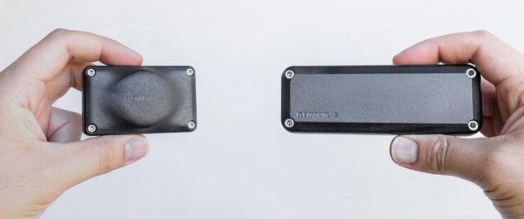 Starsza wersja TimeCapsule ma czas pracy wynoszący 10 lat, ale jest również znacznie większa ze względu na użycie dwóch baterii AA.