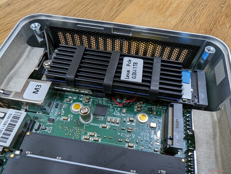 Obsługuje do dwóch wewnętrznych dysków SSD. Co zaskakujące, główny dysk SSD jest wyposażony we własny dedykowany radiator, pomimo budżetowego przedziału cenowego