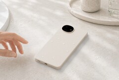 Telewizor Sharp Aquos Wish 6 charakteryzuje się nietypową konstrukcją z okrągłym modułem aparatu.