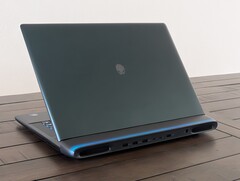 Mobilny RTX 5090 może mieć więcej pamięci VRAM niż mobilny RTX 5080, ale ma to mniejsze znaczenie niż grubość laptopa podczas grania (źródło obrazu: Notebookcheck)