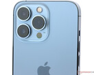 Apple ostatnio użył Sky Blue na iPhonie dla swojej generacji iPhone'a 13 Pro. (Źródło zdjęcia: Notebookcheck)